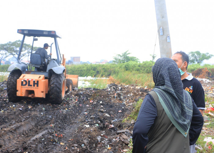 KOORDINASI: Kepala DLH Yuni Darti bersama jajarannya, berdiskusi untuk penanganan sampah liar kedepan. Langkah koordinasi dan kebijakan progresif akan dilakukan untuk itu.