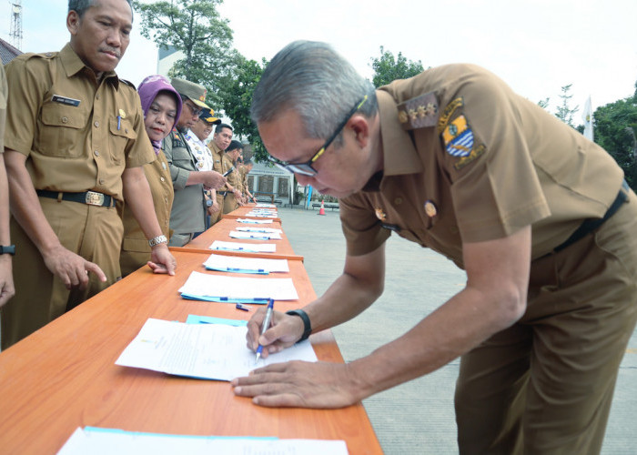 PANUTAN: Pj Walikota Agus Mulyadi menandatangani pakta integritas netralitas dalam Pilkada 2024, disaksikan segenap Kepala Perangkat Daerah Kota Cirebon, Senin (12/8).