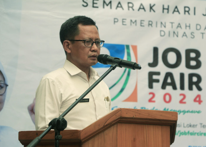 TERIMAKASIH: Kepala Disnaker Agus Suherman menyampaikan terimakasih kepada berbagai pihak terkait, khususnya Pusat Pasar Kerja Kemenaker RI, dan perusahaan yang berpartisipasi aktif dalam job fair Kota Cirebon Tahun 2024.