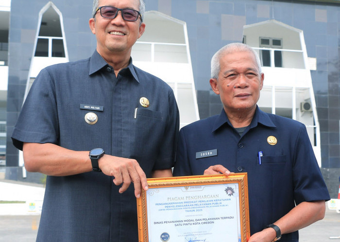 PENGHARGAAN: Pj Walikota Agus Mulyadi menyerahkan penghargaan kepada Kepala DPMPTSP Sosroharsono, usai apel bersama di Balaikota, Rabu (24/1). Penghargaan tersebut dari Ombudsman RI, atas kualitas pelayanan publik DPMPTSP Kota Cirebon.