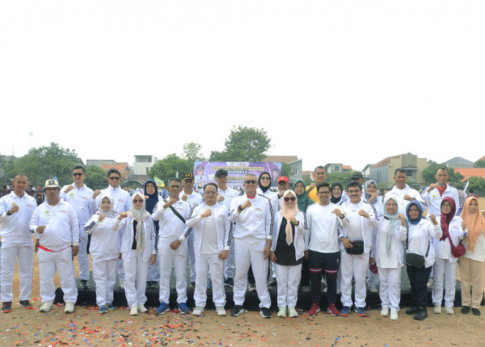 SINERGIS: Pj Walikota Agus Mulyadi didampingi Pj Sekda Arif Kurniawan dan Kepala Dispora Irawan Wahyono, foto bersama segenap Forkopimda dan segenap Insan Olahraga Kota Cirebon. Bersinergi dan kolaborasi memajukan olahraga di Kota Cirebon.