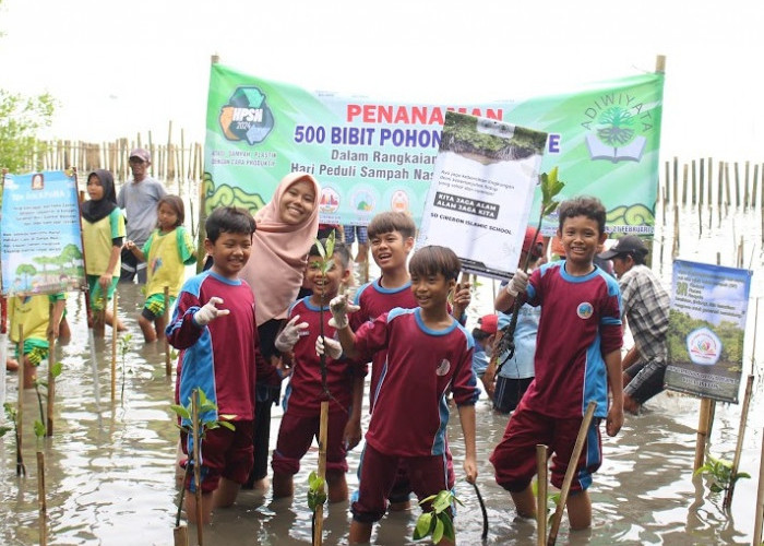 PENERUS: Budaya baik mengelola sampah secara produktif dan melestarikan mangrove, ditanamkan kepada generasi penerus sejak dini. Bersama menjaga bumi. 