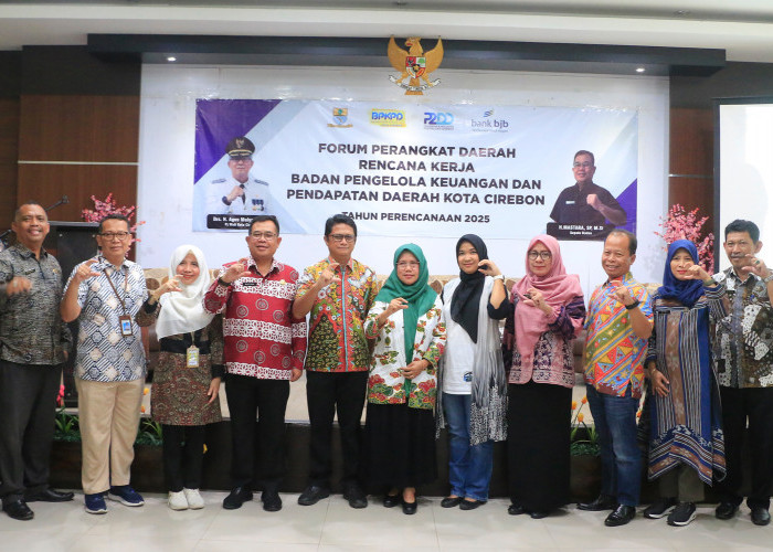 SINERGIS: Pj Sekda Arif Kurniawan didampingi Kepala BPKPD Mastara, foto bersama segenap peserta FPD Rencana Kerja BPKPD Tahun 2025. Sinergitas menjadi acuan kinerja.