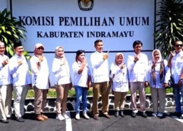 SEMANGAT: Fressha Rezkana SPdI (kanan) mendampingi Ketua Gerindra H Kasan Basari saat daftar ke KPU Indramayu.