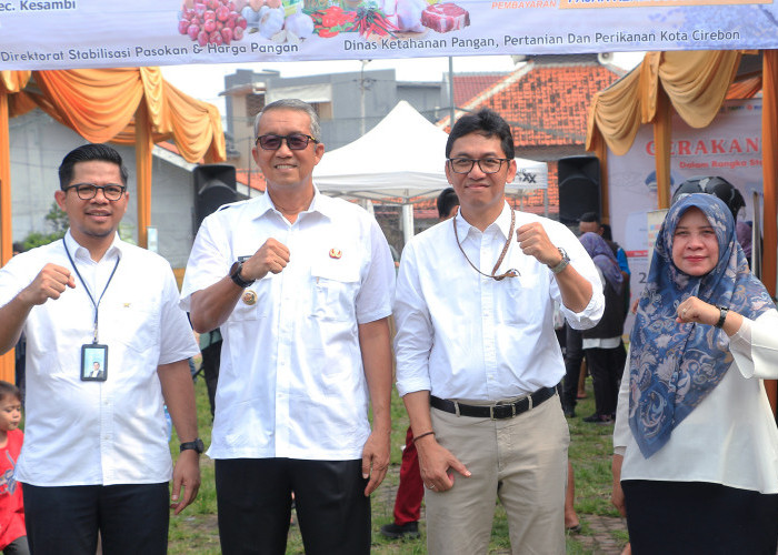 SINERGIS: Dari kiri, Pemimpin Bank bjb Cirebon Ofik Taufik Robiyana, Pj Walikota Agus Mulyadi, Kepala KPw BI Cirebon Anton Pitono, dan Kepala DKPPP Elmi Masruroh, foto bersama usai mengikuti kegiatan GPM di Lapangan Kesambi Dalam, kemarin.