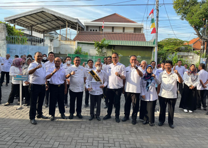 HARMONIS: Kepala BPKPD Mastara didampingi Sekretaris BPKPD Eko Budiyanto, pejabat eselon tiga dan segenap pegawai, foto bersama usai kegiatan penandatangan pakta integritas ASN BPKPD netral dalam Pilkada Serentak Tahun 2024, Rabu (7/8).