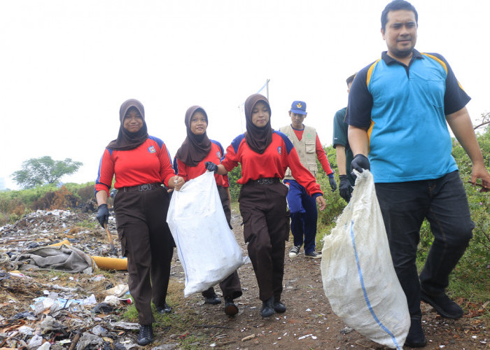 SEJAK DINI: Aksi bersih pantai dan sampah liar, melibatkan berbagai elemen. Termasuk sekolah. Sejak dini, ditanamkan kepedulian untuk selalu menjaga kebersihan pantai.