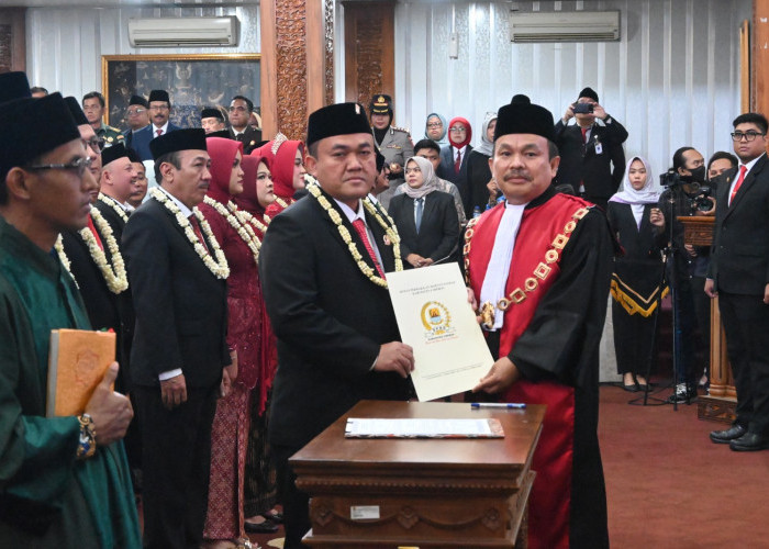 RESMI MENJABAT: Rudiana SE bersama anggota DPRD Kabupaten Cirebon lainya resmi menjabat sebagai wakil rakyat usai menandatangani dokumen pelantikan.