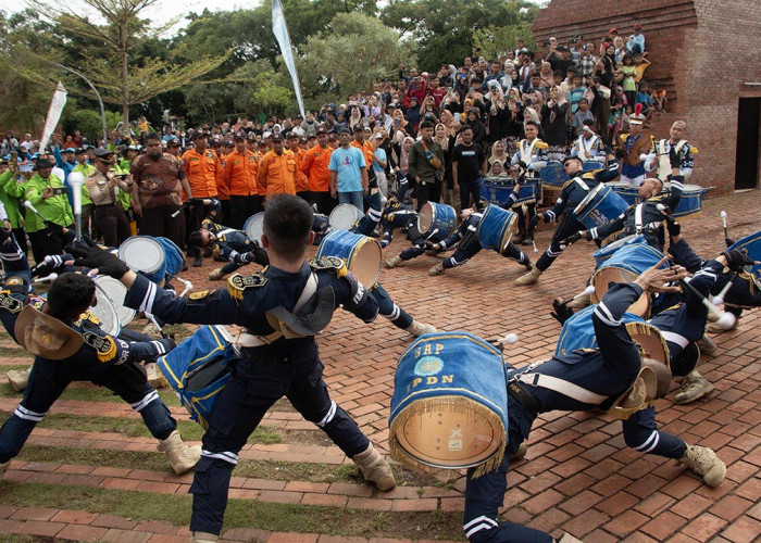 MENGHIBUR: Penampilan drum band IPDN, menghibur warga Kota Cirebon yang sejak pagi menunggu di Alun-alun Kejaksan. Pemerintah hadir untuk melayani masyarakat. 