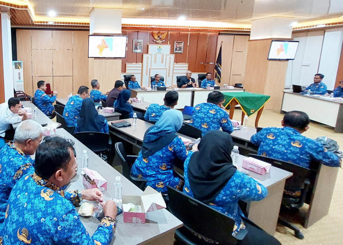 LENGKAP: Kepala Perangkat Daerah di lingkungan Pemda Kota Cirebon, yang terkait tahapan menuju Perda RTRW, hadir mengikuti kegiatan penandatanganan, Rabu (29/11). 