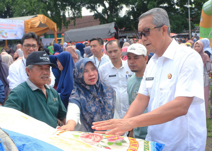 BERKUALITAS: Pj Walikota Agus Mulyadi didampingi Kepala DKPPP Elmi Masruroh, cek kualitas beras yang dijual dalam GPM. Masyarakat bahagia atas kehadiran GPM.