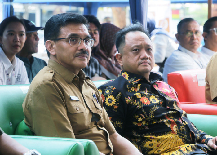 SINERGIS: Pj Sekda Iing Daiman bersama Ketua DPRD Kota Cirebon Andrie Sulistio, saat kegiatan pembukaan Pameran Lukisan Cirebon di DKUKMPP, Senin (28/10).