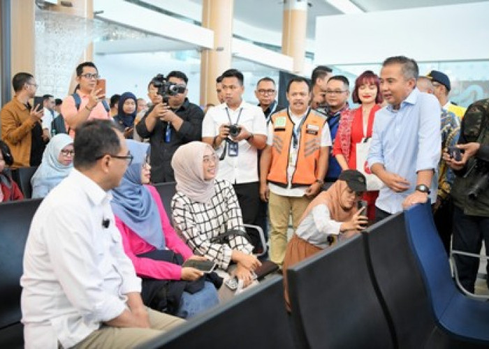 Pj Gubernur Jawa Barat Bey Machmudin bersama Menteri Perhubungan menyapa calon penumpang di Bandara Kertajati.