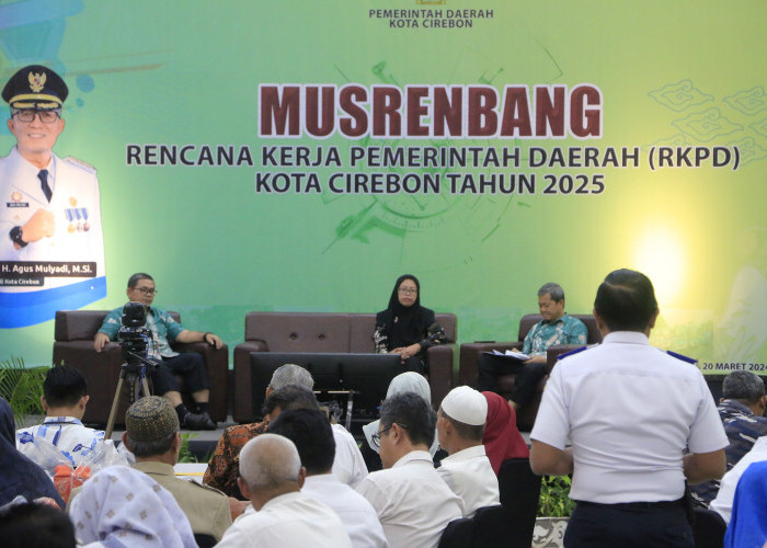 DISKUSI: Peserta Musrenbang RKPD Tahun 2025, menyampaikan pertanyaan masukan dan saran, untuk dibahas bersama dalam forum yang dipandu Asisten Ekbang Sumantho.