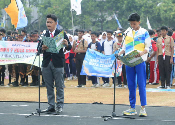 BERJANJI: Perwakilan wasit dan atlet Popkota Cirebon berjanji dihadapan Pj Walikota Agus Mulyadi, untuk sportif dan adil dalam setiap pertandingan yang berlangsung.