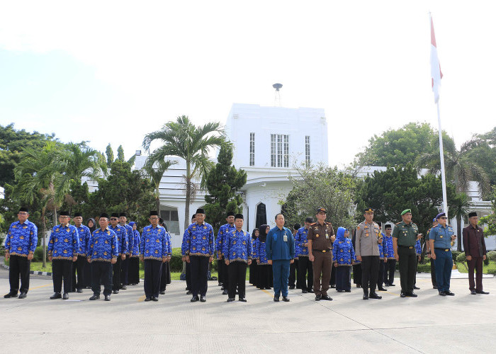 KOMPAK: Para pejabat eselon dua, Forkopimda, bersama ratusan ASN dan pegawai BUMD di lingkungan Pemda Kota Cirebon, mengikuti upacara HUT Korpri Ke-52 dengan khidmat. 