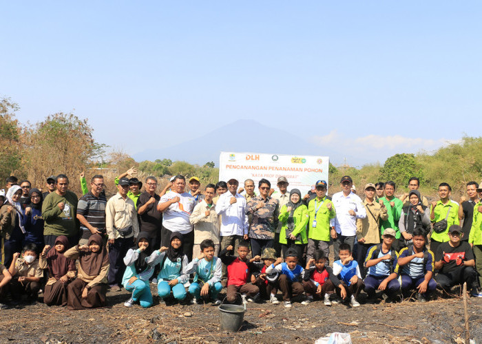 SINERGIS: Pj Sekda Arif Kurniawan didampingi Kepala DLH Yuni Darti, foto bersama Anggota DPRD Ruri Tri Lesmana, segenap elemen terkait dan masyarakat, usai penanaman pohon produktif di lahan ex TPA Grenjeng, Sabtu (7/9).