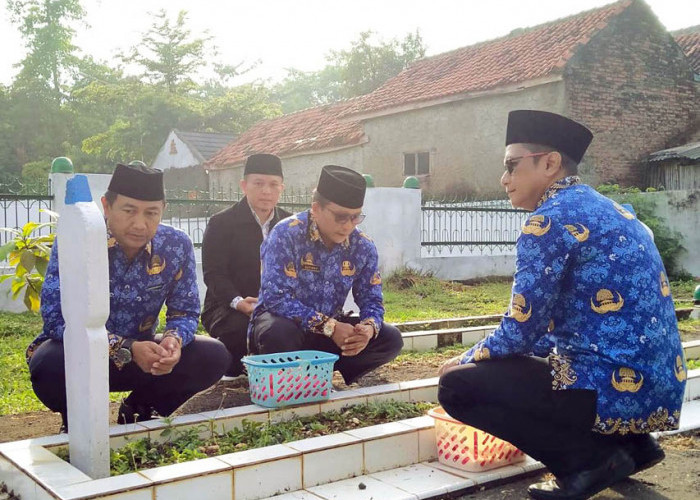 ZIARAH: Pengurus Korpri dan PGRI Kota Cirebon, ziarah bersama ke TMP Kesenden, dalam rangkaian HUT Korpri Ke-52 dan HUT PGRI Ke-78 Tingkat Kota Cirebon.