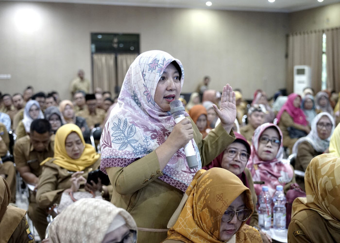 ASPIRATIF: Para Kepala SD SMP Kota Cirebon, berdiskusi dengan Pj Walikota Agus Mulyadi. Berbagai masukan dan saran membangun, disampaikan dan dicatat, untuk kemudian bersama mencari solusi terbaik.