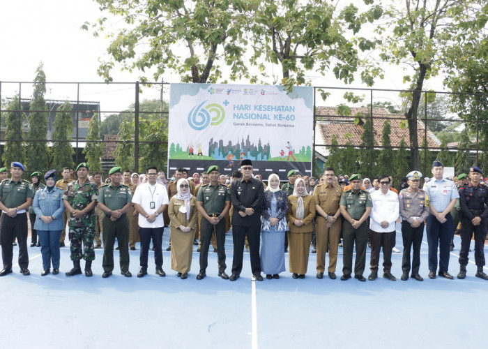 SINERGIS: Pj Walikota Agus Mulyadi dan jajaran, foto bersama berbagai elemen terkait, usai upacara HKN Ke-60 Tingkat Kota Cirebon lapangan RS Ciremai, Selasa (12/11).