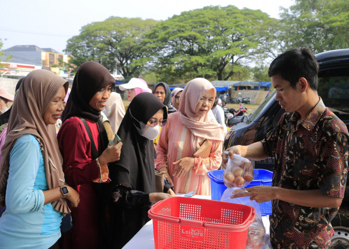 ANTUSIAS: Warga antusias mengikuti GPM, yang digelar rutin berkala, bergilir pada lima Kecamatan Kota Cirebon. Hal ini, bentuk pemerintah hadir untuk masyarakat.