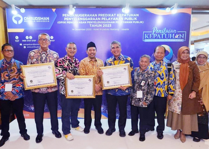 MENINGKAT: Pj Walikota Agus Mulyadi dan perwakilan Kota Cirebon, foto bersama pimpinan berbagai daerah. Tahun 2022, Kota Cirebon ada di zona kuning dengan nilai 74,06. Tahun 2023 ini, nilainya meningkat menjadi 96,28 masuk zona hijau dengan kualitas tertinggi.