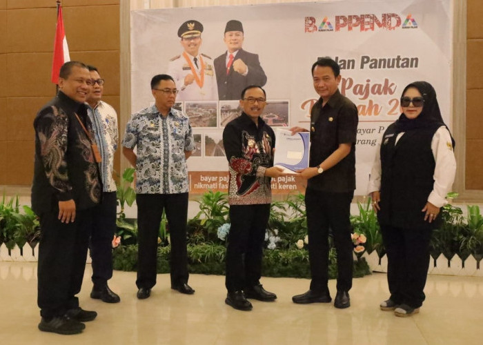 SERAHKAN PAJAK. Pj Bupati Kuningan Dr Drs HR Iip Hidajat MPd disaksikan Plh Sekda, Deniawan, Kepala Bappenda Guruh Irawan Zulkarnaen SSTP MSi menyerahkan pajak daerah kepada Kepala Dinas PUTR Kuningan.