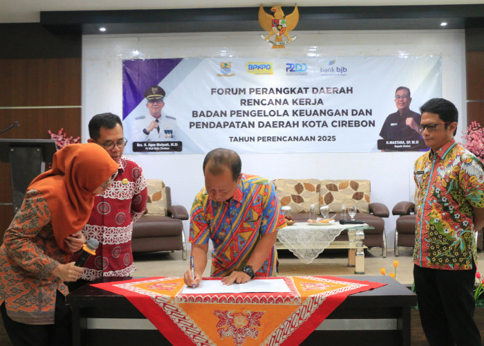 BERITA ACARA: Pj Sekda Arif Kurniawan bersama Kepala BPKPD Mastara, menyaksikan Inspektur Asep Gina, menandatangani berita acara FPD BPKPD Tahun 2025.