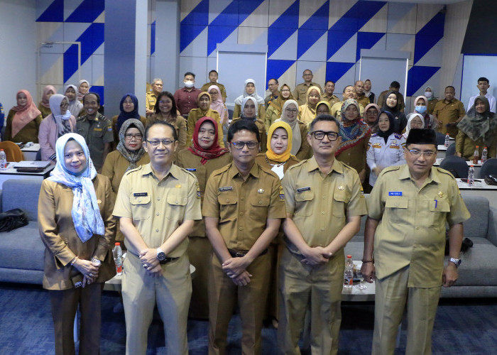 SINERGIS: Pj Sekda Arif Kurniawan didampingi Kepala Dispusip Gunawan dan jajaran, foto bersama peserta bimtek evakuasi arsip akibat bencana, Selasa (20/2).