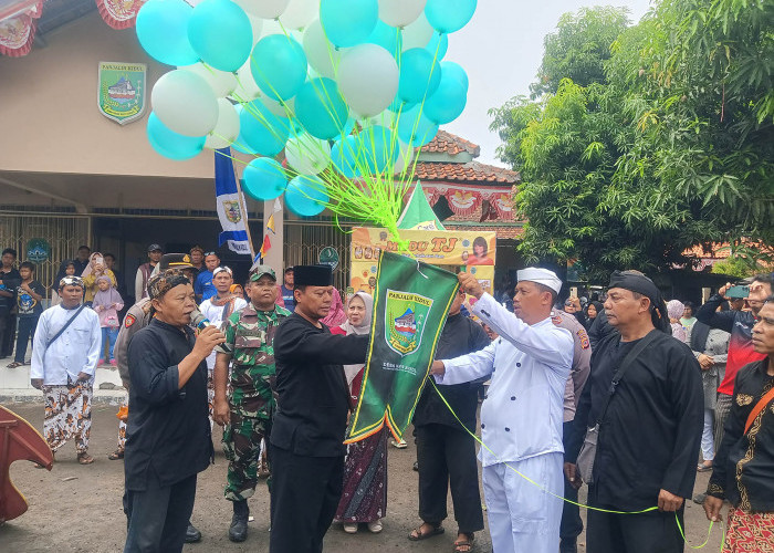 MELEPAS BALON: Usai upacara adat Panjalin, Kepala Desa Panjalin Kidul, Dudung Abdullah Yasin, menggunting pita dan melepaskan balon sebagai tanda dimulainya Karnaval Budaya pada Minggu, 3 November 2024.