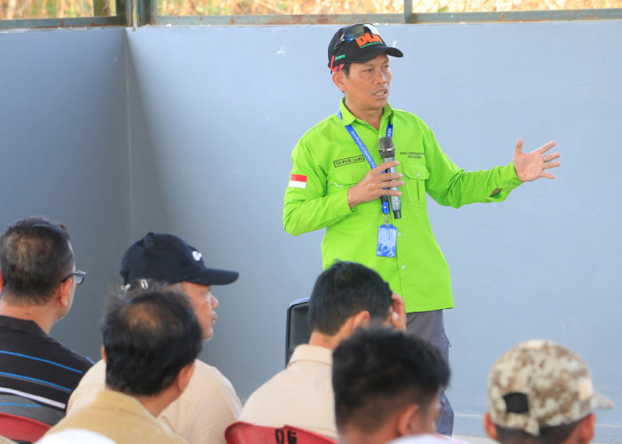 PRESENTASI: Kabid Pengendalian Pencemaran dan Kerusakan LH Teguh Wiyatno dihadapan berbagai elemen, memaparkan inovasi menjadikan lahan Ex TPA Grenjeng menjadi kawasan produktif, dalam upaya meningkatkan RTH Kota Cirebon.