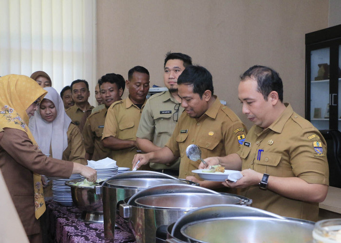 KEBERSAMAAN: Suasana kebersamaan, hadir dalam rangkaian Hari Bhakti PU Ke-78. Dalam makan bersama, diskusi membangun Kota Cirebon mengalir saling mengisi.