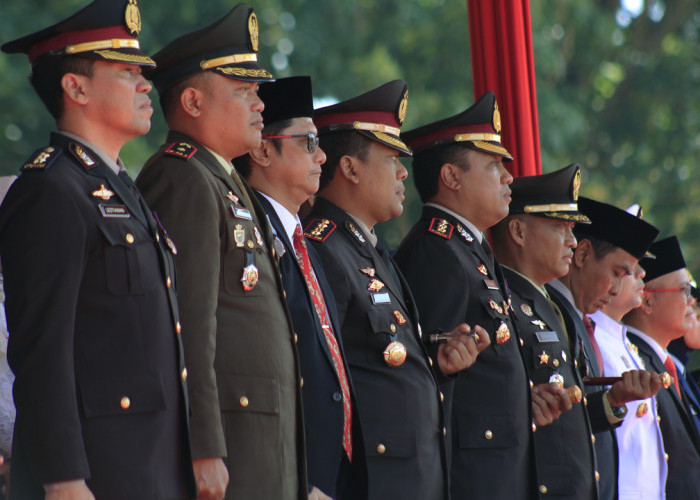 SINERGIS: Forkopimda Kota Cirebon hadir mengikuti upacara peringatan HUT RI Ke-79 Tingkat Kota Cirebon, di lapangan Bima Madya, Sabtu (17/8).