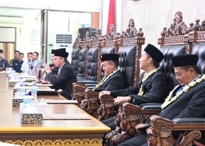 LAPORAN KINERJA: Ketua DPRD Kabupaten Cirebon periode 2019-2024, Mohamad Luthfi ST MSi saat menyampaikan laporan kinerja selama lima tahun terkahir.