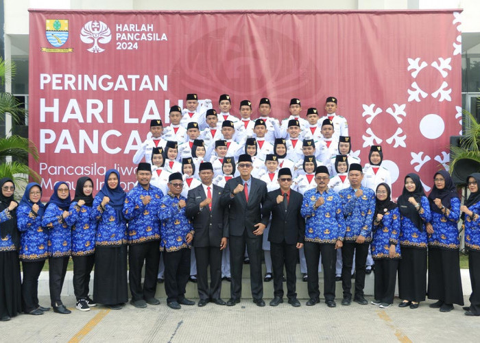 KOMPAK: Pj Walikota Agus Mulyadi didampingi Pj Sekda Arif Kurniawan dan Kepala Bakesbangpol Buntoro Tirto dan jajaran, foto bersama Paskibraka Kota Cirebon. Mereka pelajar terpilih yang berjiwa Pancasila.