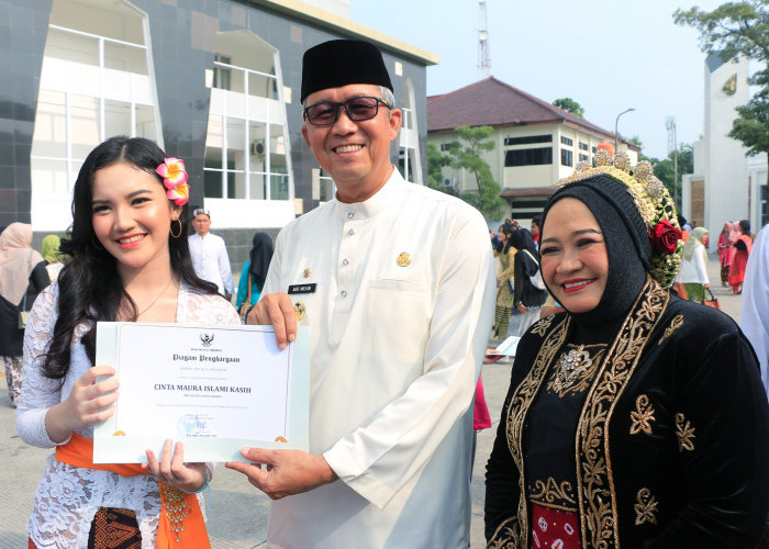 PENGHARGAAN: Pj Walikota Agus Mulyadi didampingi Kepala Disdik Kadini, menyerahkan penghargaan kepada tenaga pendidik, tenaga kependidikan, dan peserta didik yang berprestasi.