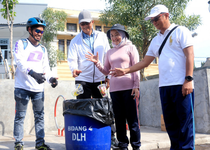 BERSIH: Usai CFD, Pj Walikota Agus Mulyadi bersama Ketua PKK Kota Cirebon Madyawati, memberikan contoh baik dengan membuang sampah pada tempatnya. 