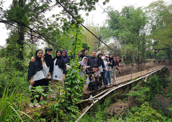 Jembatan gantung ini, menjadi akses utama menuju lokasi akhir olahraga jalan sehat Bappelitbangda. Sejenak beristirahat sambil foto bersama.