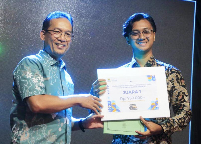 FOTOGRAFI: Kepala OJK Cirebon Fredly Nasution menyerahkan piagam dan hadiah kepada para pemenang lomba fotografi, dalam even mini expo BBC.