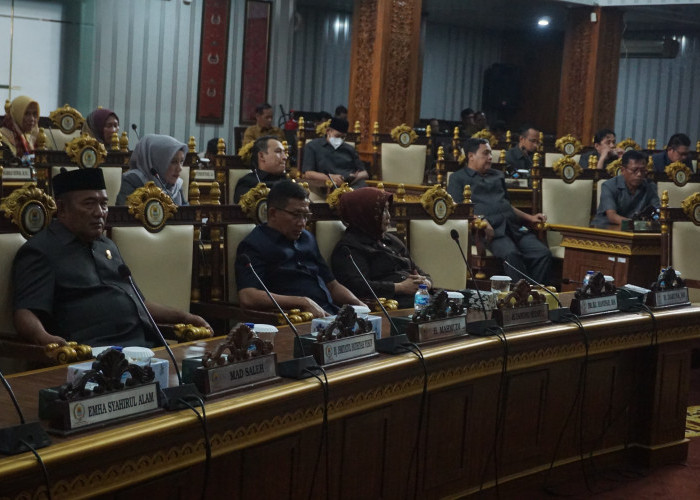 PANDANGAN FRAKSI: Tujuh fraksi di DPRD Kabupaten Cirebon menyampaikan pandangan umumnya atas pertanggungjawaban bupati terhadap pelaksanaan APBD 2023, kemarin.