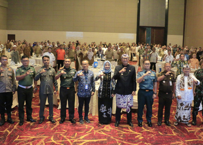 SINERGIS: Pj Walikota Agus Mulyadi didampingi Kepala Bappelitbangda Agus Herdhyana, foto bersama peserta Musrenbang RPJPD Kota Cirebon 2025 – 2045.