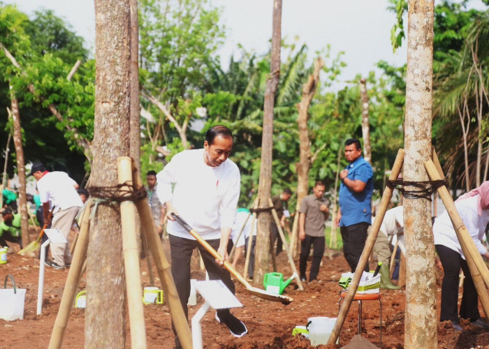 Head of Security Astra Muslich perwakilan Astra dalam acara Gerakan Tanam Pohon Bersama yang dilaksanakan di Hutan Kota Kawasan Industri Pulo Gadung, Jakarta Timur