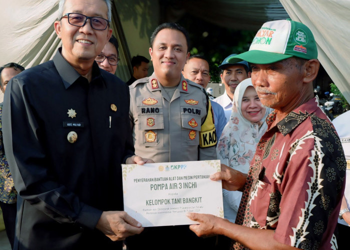 SIMBOLIS: Pj Walikota Agus Mulyadi secara simbolis menyerahkan bantuan pompa air, kepada delapan kelompok tani yang tersebar di tiga kecamatan Kota Cirebon. 