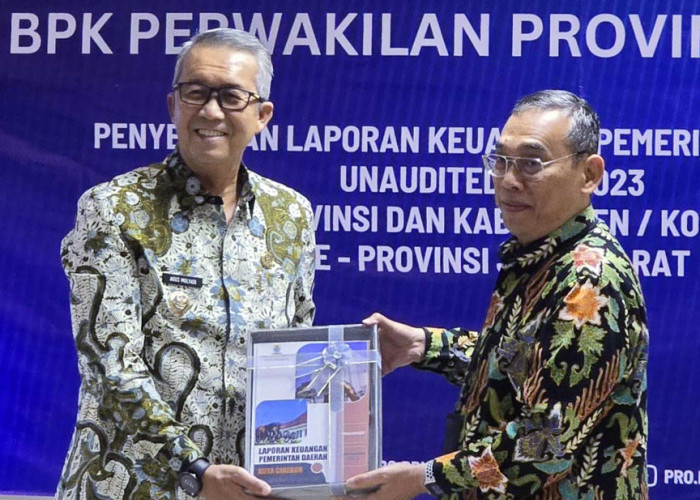 TEPAT WAKTU: Pemkot Cirebon tepat waktu menyerahkan LKPD Tahun 2023, kepada BPK Perwakilan Jawa Barat, Kamis (28/3). Atas hal itu, BPK mengapresiasi.