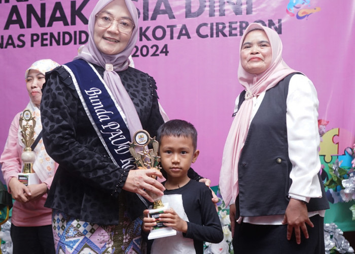 PENGHARGAAN: Bunda PAUD Kota Cirebon Madyawati didampingi Kabid PNFI Disdik Ida Kurniasih, memberikan penghargaan kepada anak-anak dan sekolah TK dan PAUD terbaik.