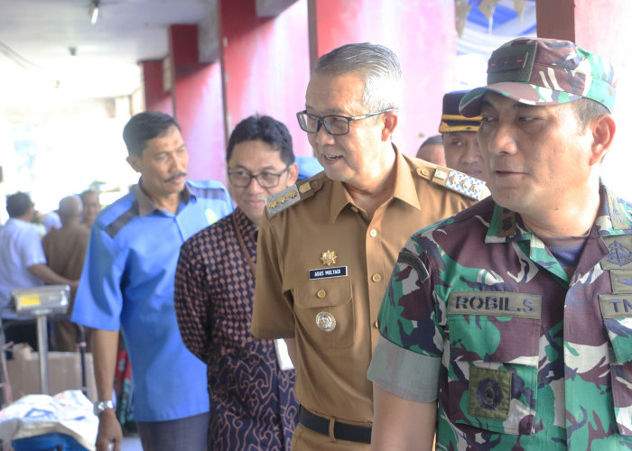 KELILING: Pj Walikota Agus Mulyadi bersama Forkopimda dan TPID, berkeliling meninjau situasi kondisi harga pangan pokok di Pasar Jagasatru. Pemerintah hadir untuk memastikan harga pangan pokok terkendali, agar daya beli masyarakat tinggi.