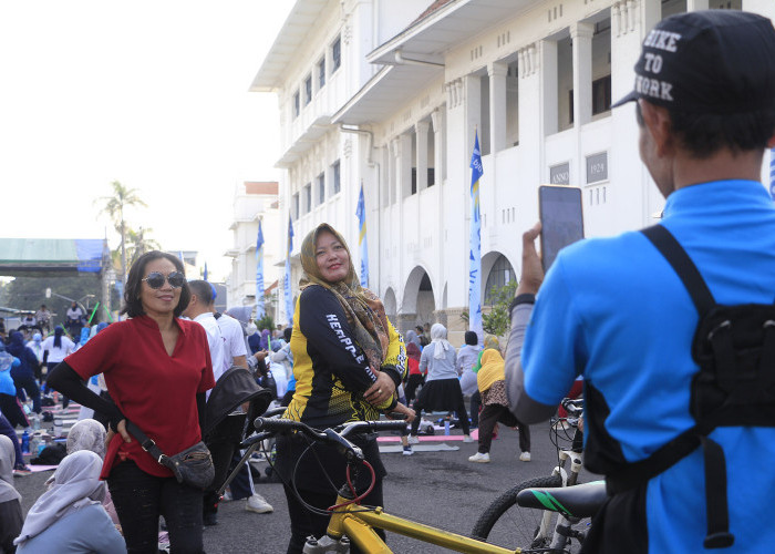 REKREASI: Masyarakat antusias berkegiatan di CFD. Selain untuk mengurangi emisi dan sarana olahraga, CFD menjadi tempat rekreasi masyarakat.