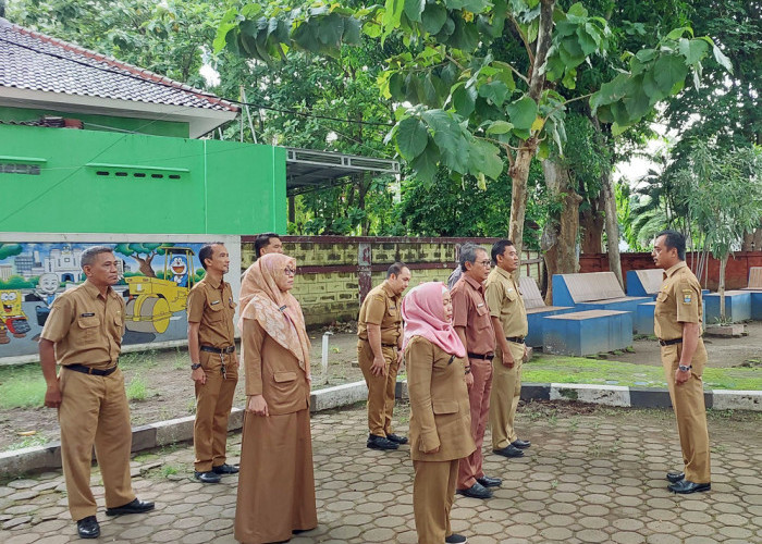 KOMITMEN: Segenap pejabat struktural DPUTR, mengikuti upacara Hari Bakti PU Ke-79 Tingkat Kota Cirebon. Komitmen bersama menghadirkan infrastruktur berkelanjutan.
