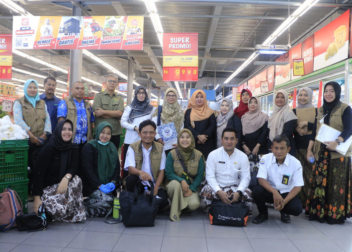 KOMPAK: Kepala DKPPP Elmi Masruroh foto bersama pejabat struktural dan segenap pegawai DKPPP, usai uji sampel keamanan pangan di pasar tradisional dan modern.