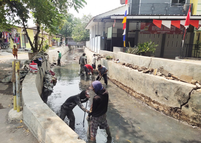 MANUAL: Untuk sungai yang belum dapat dimasuki alat berat DPUTR, normalisasi dilakukan secara manual. Nampak pegawai Bidang SDA DPUTR mengeruk lumpur sungai, agar aliran air lancar. Pengerukan atau normalisasi sungai, dilakukan berkala.